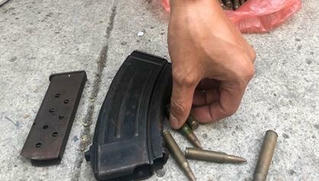 'Trộm nhí' mang súng giao nộp công an