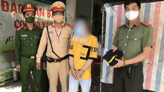 Khống chế thanh niên chửi mắng, dùng gạch ném công an Hà Nội đòi mở chốt kiểm dịch