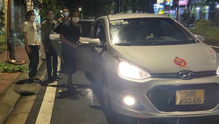 Cặp đôi đi bộ dưới mưa được công an giúp vượt hàng chục km về chịu tang mẹ