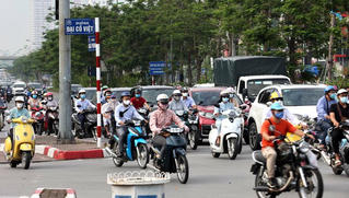 Nhiều đường Hà Nội, TP HCM bỗng đông đúc như chưa hề có lệnh giãn cách