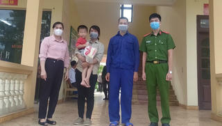 Tìm người thân cho bé trai 3 tuổi đi lạc