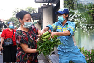 Sạp rau phát miễn phí của hai nữ công nhân môi trường Hà Nội