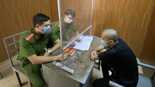 Vượt chốt còn vụt điếu cày vào mặt cán bộ, kẹp cổ lôi khiến đại úy công an gãy vai