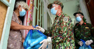 Bộ đội gõ cửa từng nhà trao thực phẩm đến tận tay người dân TP HCM