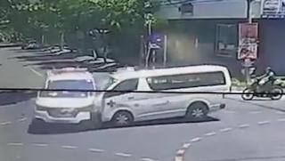Hai ô tô cứu thương lao đầu vào nhau, 1 bệnh nhân thiệt mạng