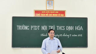 Thủ tướng đến thăm, động viên thầy và trò nơi Bác Hồ đặt căn cứ cách mạng