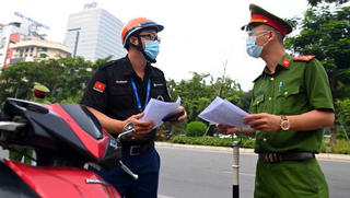 Công an Hà Nội công bố thêm kênh hỗ trợ làm giấy đi đường, thẻ mua hàng 'vùng đỏ'