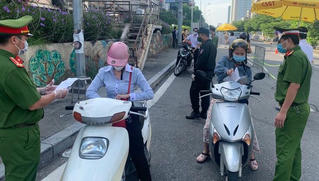 Doanh nghiệp lúng túng xin Giấy đi đường mới, Công an Hà Nội 'lên tiếng' gỡ khó