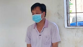 Bé gái nằm một mình trong quán cà phê bị người đàn ông qua đường xâm hại