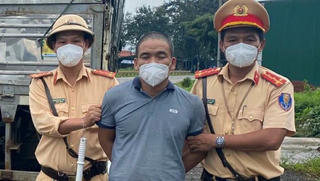 Chặn bắt tài xế bất ngờ bỏ lại 'ô tô luồng xanh' chạy trốn 