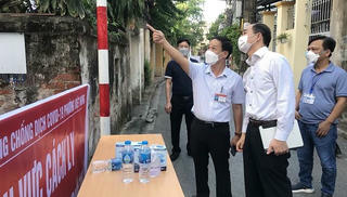 Tạm phong tỏa 2 khu vực, huy động tổng lực tách F0 liên quan chùm ca ở Long Biên