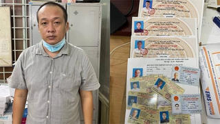 Người đàn ông chuyên sản xuất, bán giấy tờ giả để qua chốt kiểm dịch ở TP HCM 