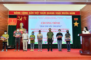 Báo Pháp luật Việt Nam 'kết nối yêu thương' với người dân khó khăn do dịch COVID-19