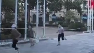 4 phụ nữ đi thể dục và dắt chó dạo quanh hồ Hoàn Kiếm bị phạt 8 triệu đồng 