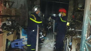 Cứu 5 người hoảng loạn trong ngôi nhà cháy ở Hà Nội