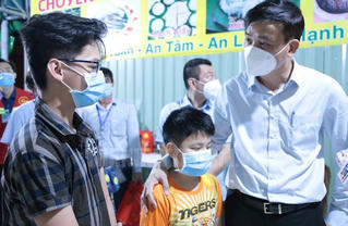 Việc hỗ trợ trẻ mồ côi do COVID-19 tại TP HCM phải thông qua UBND địa phương