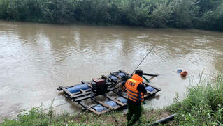 Người đàn ông trẻ và 2 con nhỏ bị lũ cuốn, mới tìm thấy 2 thi thể