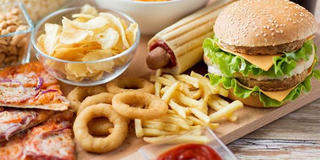 Sốt sau tiêm vaccine COVID-19 nên kiêng những thứ này