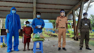 Cảnh sát trực chốt quyên góp tiền, gạo giúp hai bố con đi xin đồ ăn