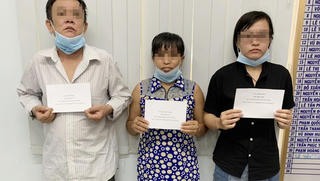 Diễn biến mới vụ 2 phụ nữ ném bàn ghế vào nhân viên y tế: Khởi tố 3 người