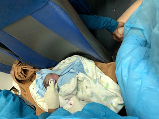 Xúc động cảnh đỡ đẻ trên chuyến tàu nghĩa tình về quê Quảng Bình