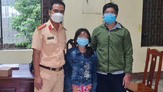 Tìm người thân cho bé gái bị lạc trên đường từ Bình Dương về quê