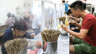 Hà Nội cho phép hàng ăn, quán cà phê phục vụ tại chỗ từ 6h ngày 14/10 