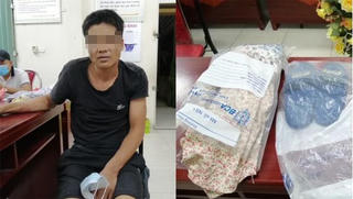 Người đàn ông mặc váy nấp trong nhà vệ sinh gí dao cướp vàng nữ giáo viên