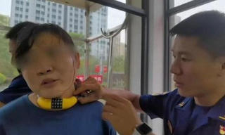Bị con trai nghịch ngợm quàng khóa vào cổ, mẹ hoảng hốt cầu cứu cảnh sát