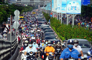 Giao thông TP HCM ùn ứ sáng đầu tuần