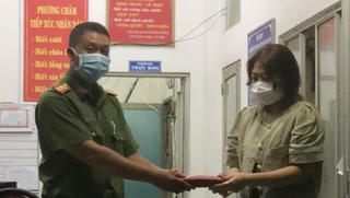 Hành động đẹp của công an TP HCM khiến người phụ nữ nước ngoài xúc động