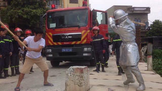 'Dở khóc dở cười' trước vật cản lính cứu hỏa trên đường làng