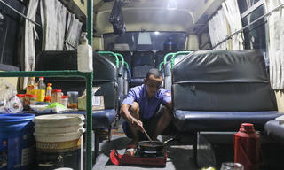 Nam tiếp viên sống trên xe buýt suốt 4 tháng 