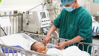 Bé trai hoại tử dương vật vì bị đắp lá theo lời hàng xóm