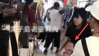 Vì chiếc váy hơn 2 triệu, chồng đánh vợ giữa cửa hàng