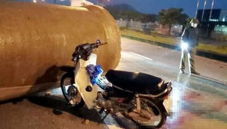 Cặp đôi đâm vào ống cống chắn đường tử vong, cô gái đang mang thai