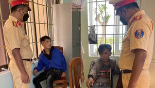 Nhóm cướp táo tợn giật dây chuyền của loạt người, khiến đôi vợ chồng văng xuống đường bị thương 
