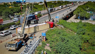 Toàn cảnh hiện trường vụ xe container lật trên cầu Thanh Trì