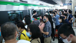 Quá đông khách đi tàu Cát Linh - Hà Đông, phòng chống COVID-19 thế nào?