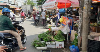 Một phụ nữ bị nam thanh niên đuổi chém tới tấp 
