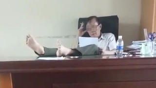 Hạt trưởng kiểm lâm có thói quen gác chân lên bàn làm việc bị tạm đình chỉ công tác