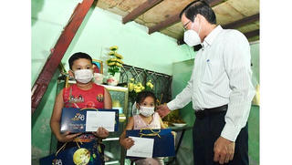 Đề xuất TP HCM hỗ trợ thêm tiền hàng tháng cho trẻ mồ côi và người già neo đơn do COVID-19