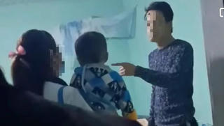 Xôn xao clip vợ ghen bế con đến tìm, chồng ngoại tình nói cứng: 'Anh sai rồi được chưa!'