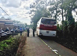 Xe đưa đón học sinh rơi cánh cửa, 4 em văng ra ngoài, 1 nạn nhân tử vong