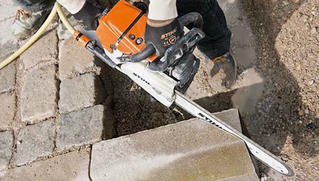 Ba cắt đá mài, con bị lưỡi cưa văng đứt khí quản