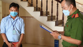 Bắt giam bác sĩ trục lợi trong tiêm vaccine phòng COVID-19