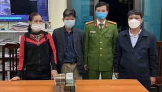 Người đàn ông đánh rơi túi xách bên trong có gần 1 tỷ đồng