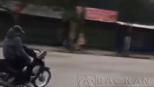 Thót tim: Thanh niên dùng chân trái lái xe máy vun vút trên đường ngược chiều