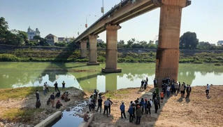 Phó phòng Tài chính huyện tử vong dưới chân cầu, xe máy dựng trên cầu 