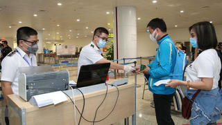 'Siết' giám sát khách đi máy bay để ngăn biến chủng Omicron xâm nhập